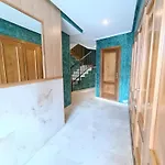 La Escapada, Muy Cerca De